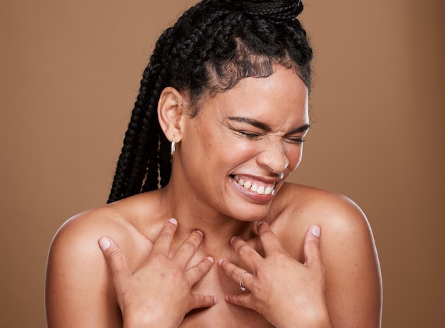 Photo peau heureuse et femme noire en studio pour la beauté, le bien-être et les soins de la peau sur la maquette de fond marron sourire fille et modèle de dermatologie se détendre pour le corps du visage et le glamour dorloter le toilettage et l'hygiène