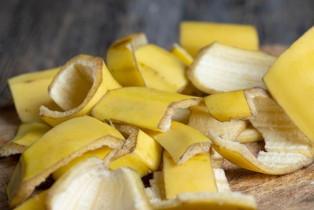 La peau jaune qui restait après les bananes sur la planche