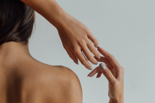 Peau lisse de la femme parfaite d sur fond blanc