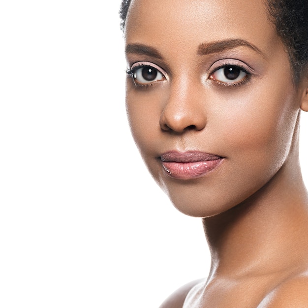 Peau noire beauté femme pure peau naturelle afro fille isolée sur blanc. Prise de vue en studio.