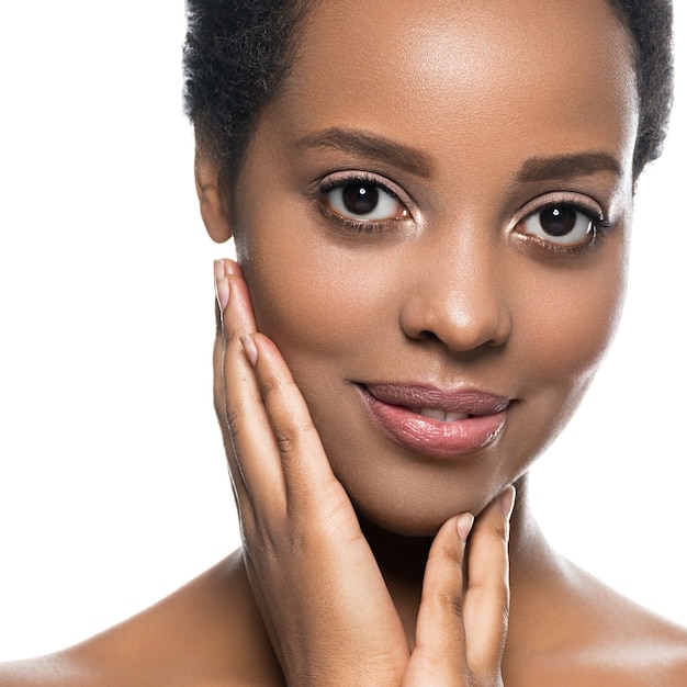 Peau noire beauté femme pure peau naturelle afro fille isolée sur blanc. Prise de vue en studio.