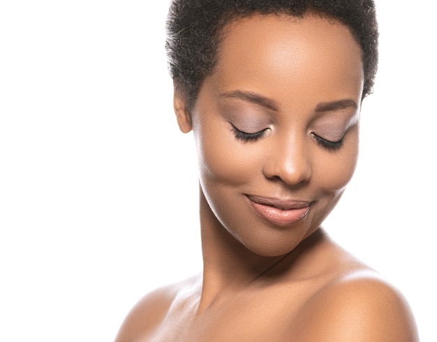 Peau noire beauté femme pure peau naturelle afro fille isolée sur blanc. Prise de vue en studio.