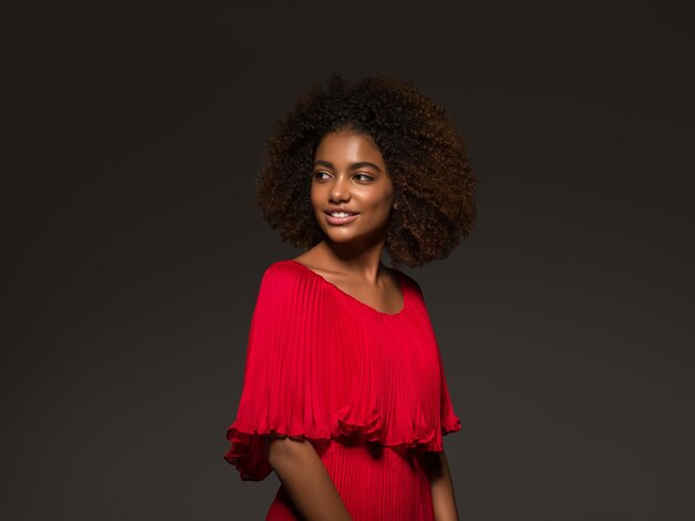 Peau noire belle femme beauté saine visage heureux femme afro-américaine fille modèle en robe rouge