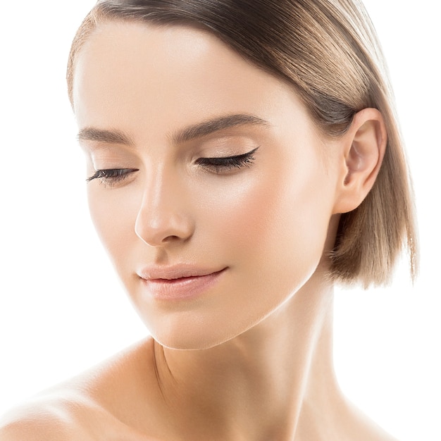 Peau propre femme maquillage naturel beauté Healthyskin isolé sur blanc. Prise de vue en studio.