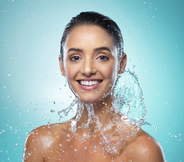Une peau si douce que vous enviez Photo d'une jeune femme prenant une douche sur un fond bleu