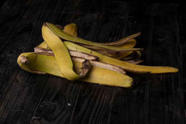 Des peaux de banane sur une table noire