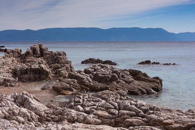 Pebbly Beach dans la région de Rabac Istria en Croatie