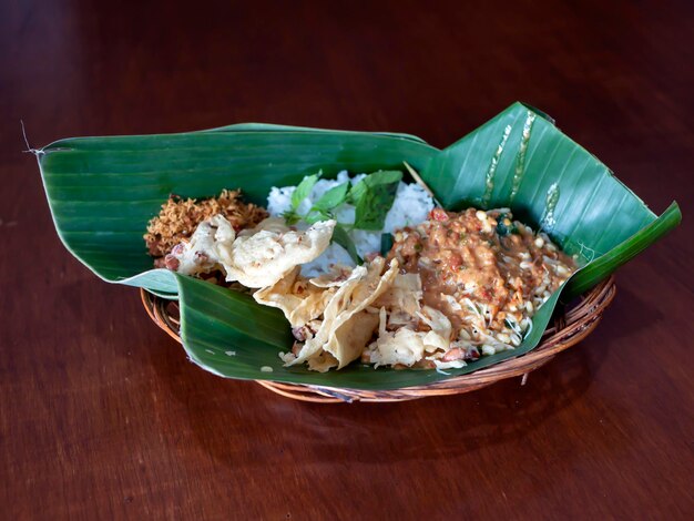 Pecel Pincuk une délicieuse cuisine traditionnelle javanaise servie sur des feuilles de bananier