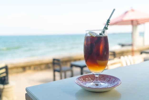 Pêche au café americano glacé avec fond de mer