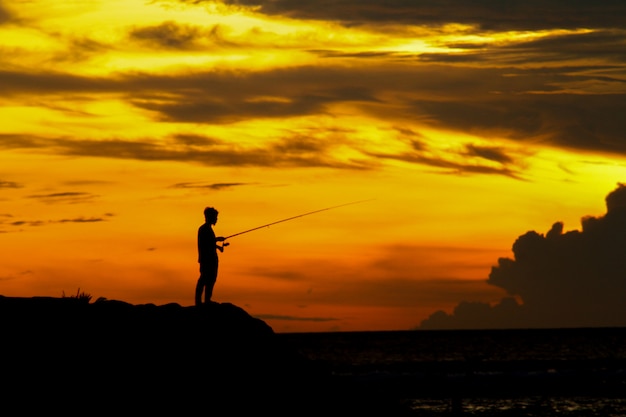 Pêche au coucher du soleil