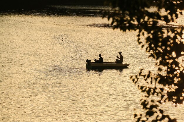 Pêche en bateau au coucher du soleil