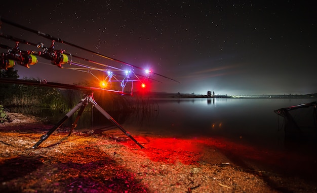 Pêche à la carpe Pêche au lac la nuit avec des alarmes illuminées.