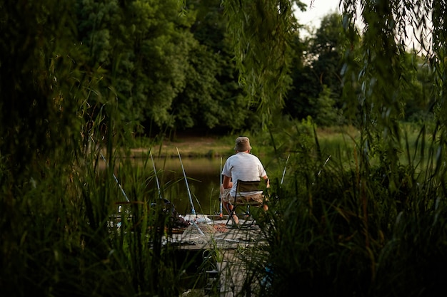 Pêche d'été. Les hommes sur le lac.