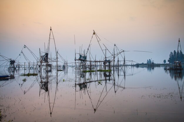 Pêche flatteuse, Tuek Sadung en Thaïlande, au lever du soleil