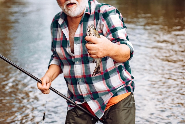 Pêche à l'hameçon pêche sportive pêcheur et truite tête de poisson et hameçon pêche à l'achigan