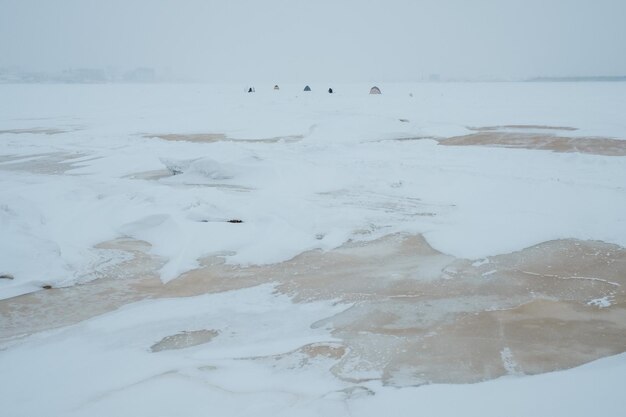 Pêche d'hiver sur la Dvina du Nord à Arkhangelsk.