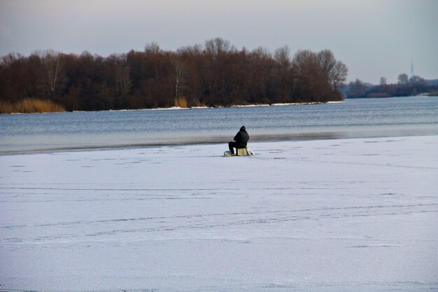 Pêche d'hiver sur le fleuve Dniepr