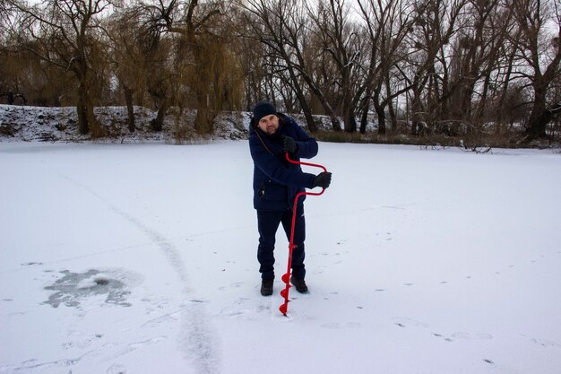 Pêche d'hiver. Pêcheurs sur glace.