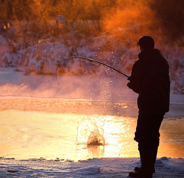 Pêche en hiver sur réservoir non gelé