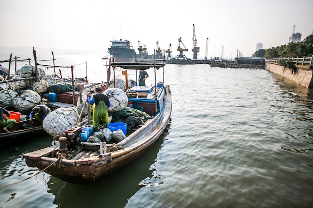 Pêche homme travaillant sur son bateau