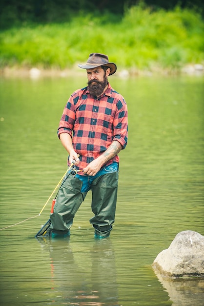 Pêche sur le lac Vacances d'été Heureux pêcheur Escapade rurale Attraper et pêcher Pêcheur d'esprit