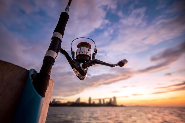 Pêche en mer au coucher du soleil à l'extérieur de la ville