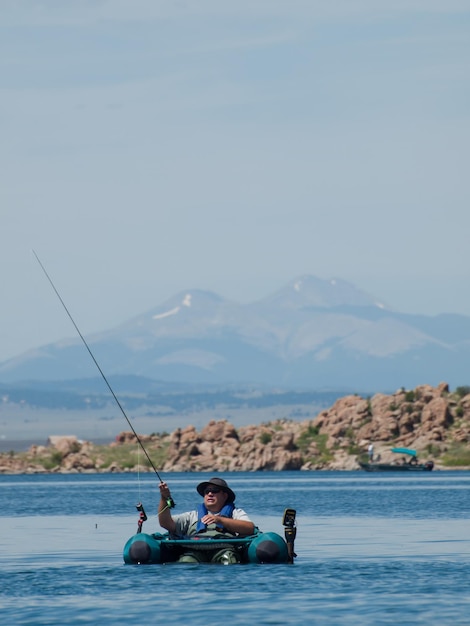 Pêche à la mouche depuis le float tube à Eleven Mile Reservoir, Colorado.