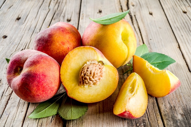 Pêches biologiques fraîches sur une table en bois rustique