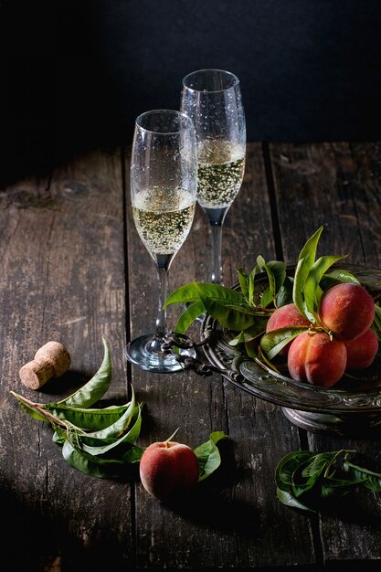 Pêches sur branche avec champagne