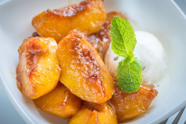 Pêches caramélisées avec glace vanille