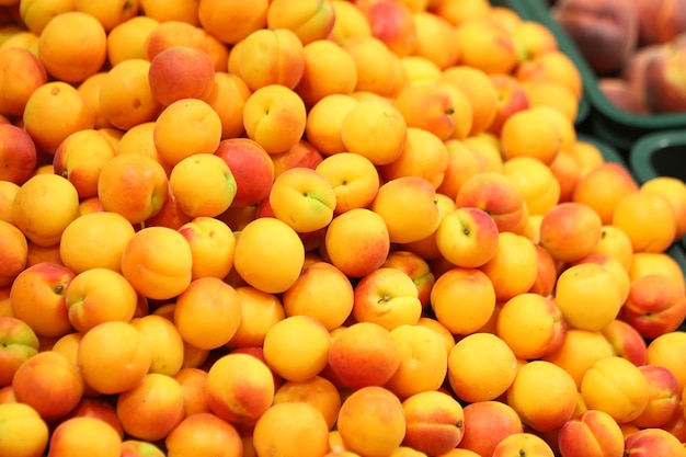 Pêches fraîches au supermarché