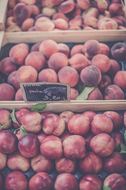 Pêches fraîches mûres dans un marché de producteurs