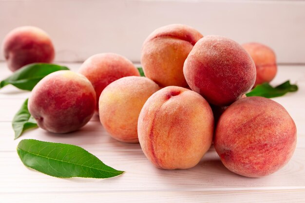 Pêches fraîches sur une table en bois Fond de fruits de pêche d'été