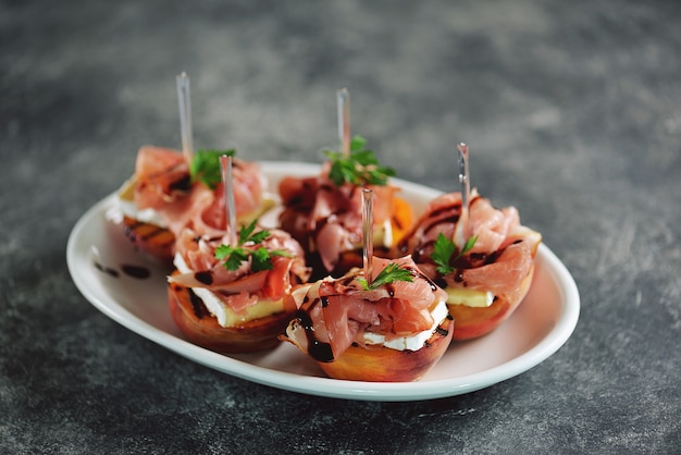 Pêches grillées au fromage brie à pâte molle