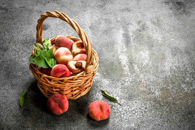 Pêches mûres dans un panier