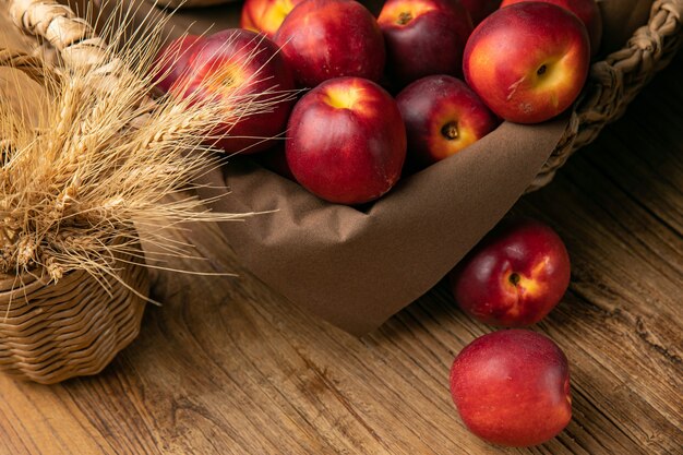 Pêches mûres sur une table de ferme en bois