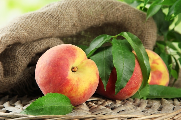 Pêches sucrées mûres sur table en bois dans le jardin