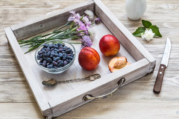 pêches sur table en bois