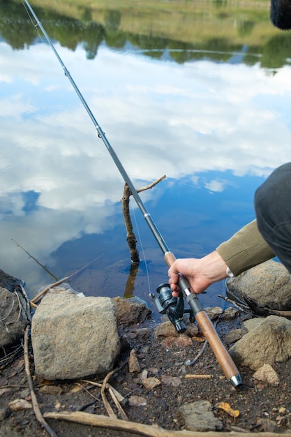 Un pêcheur attrape du poisson