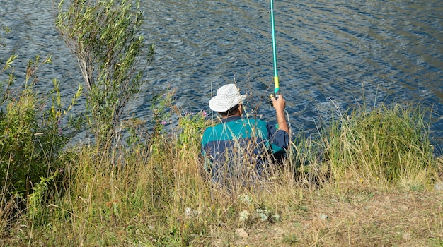 Un pêcheur attrape du poisson