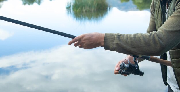 Un pêcheur attrape du poisson