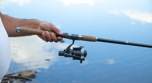 Un pêcheur attrape du poisson