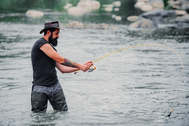 Pêcheur a attrapé un poisson Homme pêchant sur la rivière