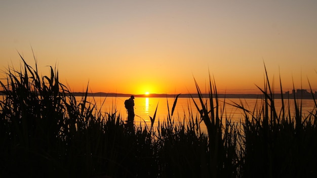 pêcheur au coucher du soleil