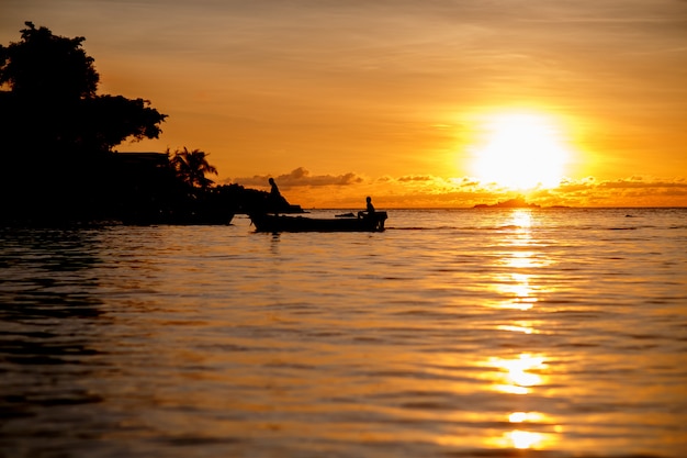 Pêcheur Sur Bateau Au Coucher Du Soleil Dramatique, Navire Mâle, Beau Paysage Marin Avec Des Nuages Sombres