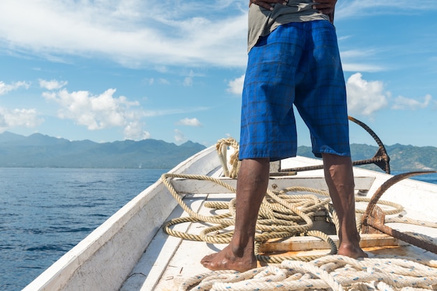 Pêcheur sur le bateau