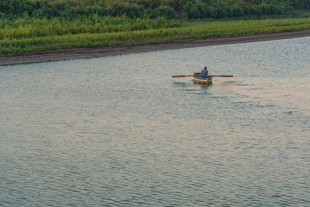 Pêcheur sur un bateau