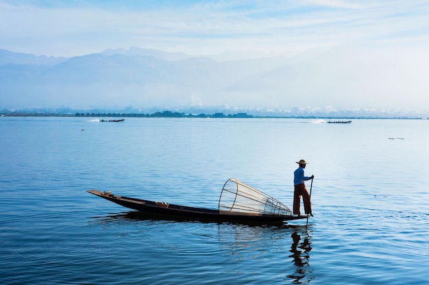 Pêcheur birman traditionnel au lac Inle Myanmar