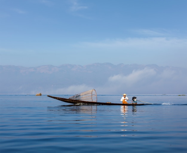 Pêcheur birman traditionnel au Myanmar