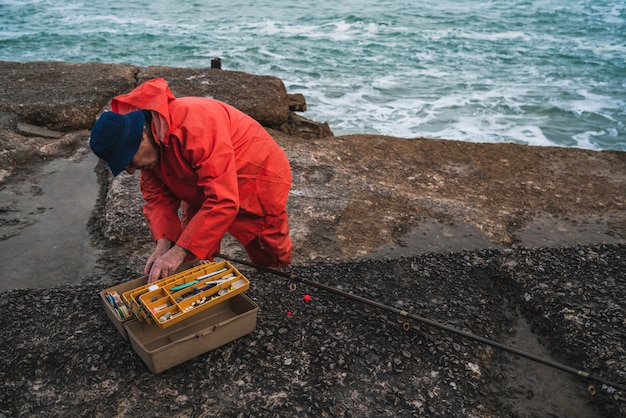 Pêcheur avec boîte d'équipement de pêche.